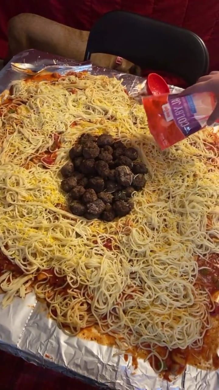 Viral! Makan Spaghetti Langsung di Atas Meja Ala TikTok