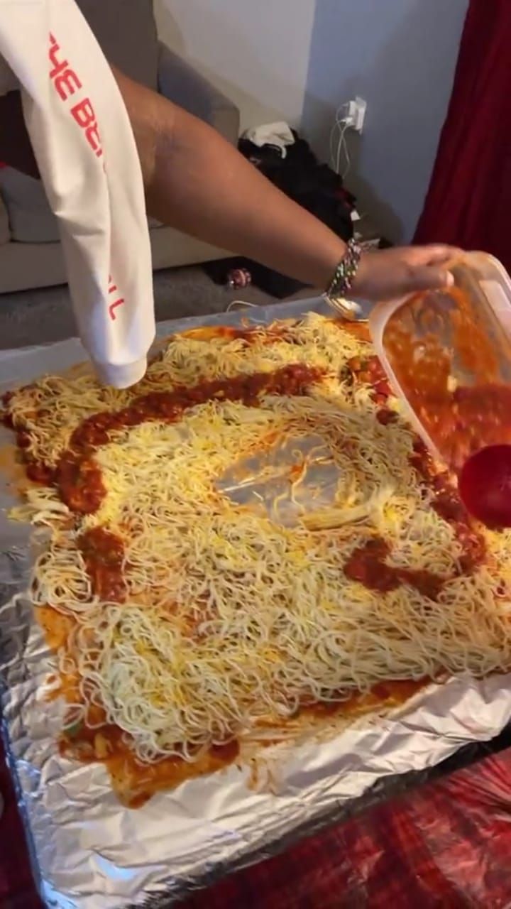 Viral! Makan Spaghetti Langsung di Atas Meja Ala TikTok