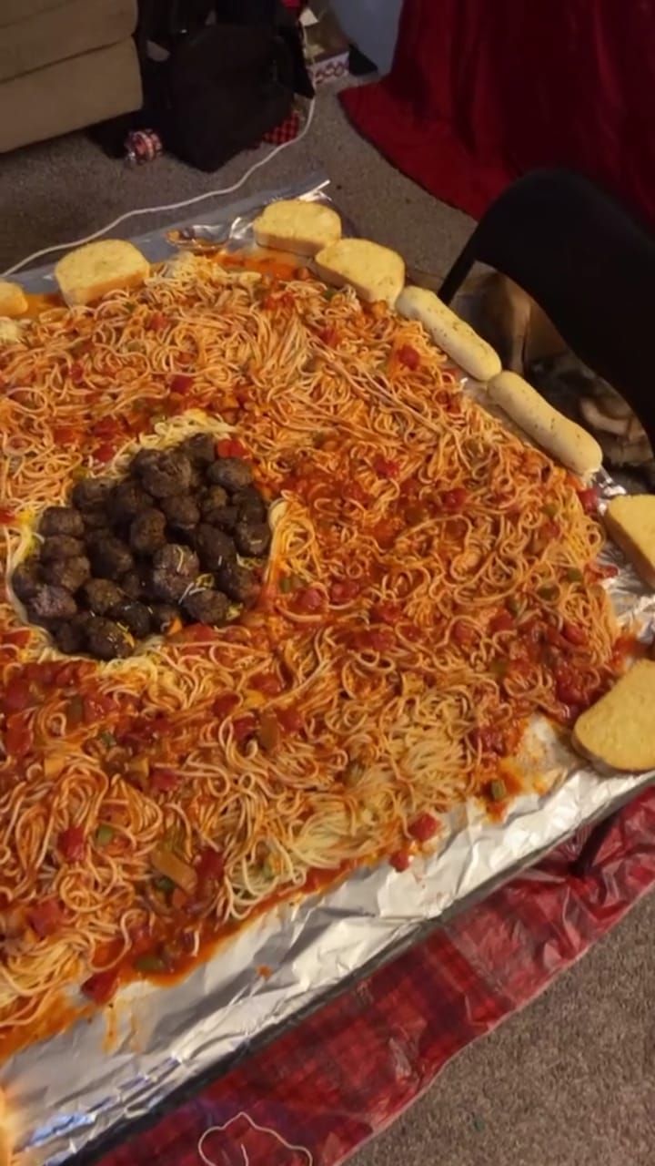 Viral! Makan Spaghetti Langsung di Atas Meja Ala TikTok