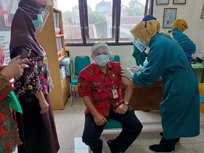 Wabup Ngesti Nugraha saat berada di ruangan vaksinasi di Puskesmas Ungaran, Kamis (14/1/2021).