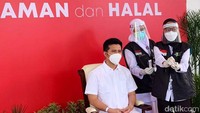 Petugas medis menunjukkan vaksin yang akan disuntikkan ke Emil Dardak.