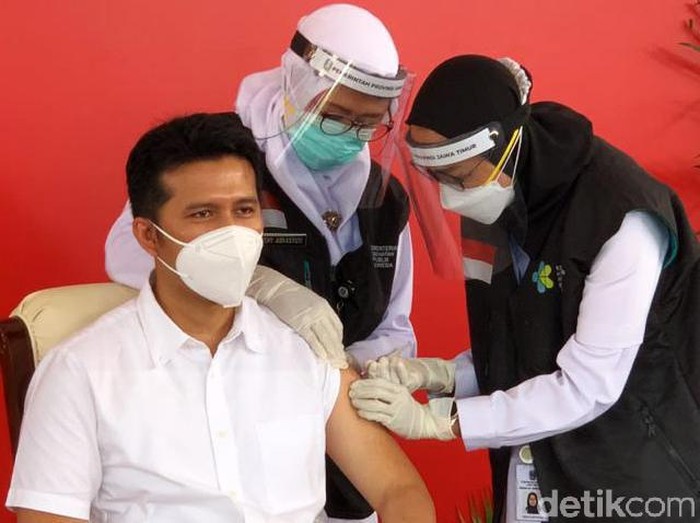 Pemprov Jatim menggelar vaksinasi Corona di Gedung Negara Grahadi, Kamis (14/1). Wagub Jatim Emil Elestianto Dardak menjadi orang pertama yang divaksin.
