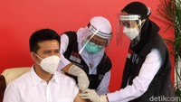 Proses vaksinasi terhadap Emil pun selesai. Kemudian vaksinasi dilanjutkan kepada 21 nama lainnya seperti dokter, tokoh agama hingga influencer di Jatim.