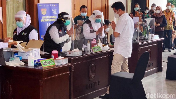 Wagub Emil Dardak Divaksin Pertama di Jatim Pemprov Jatim menggelar vaksinasi Corona di Gedung Negara Grahadi, Kamis (14/1). Wagub Jatim Emil Elestianto Dardak menjadi orang pertama yang divaksin.
