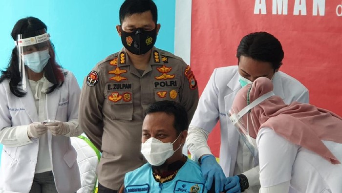 Wagub Sulsel Andi Sudirman Sulaiman disuntik vaksin (dok. istimewa).