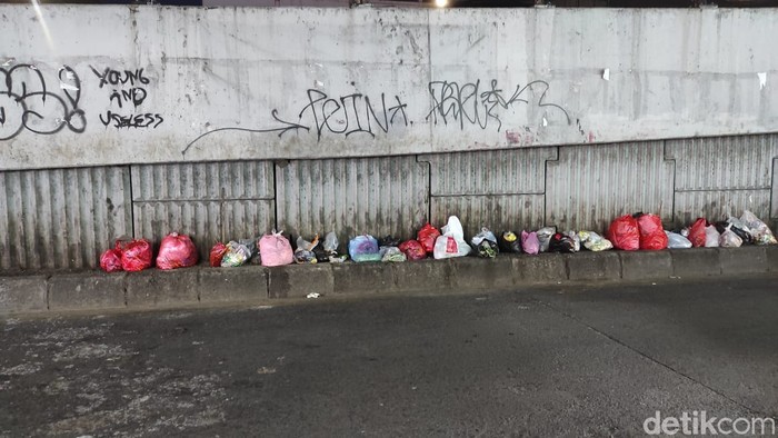 Warga Ciputat dan perilaku buang sampah di jalanan. (Syahidah Izzata/detikcom)