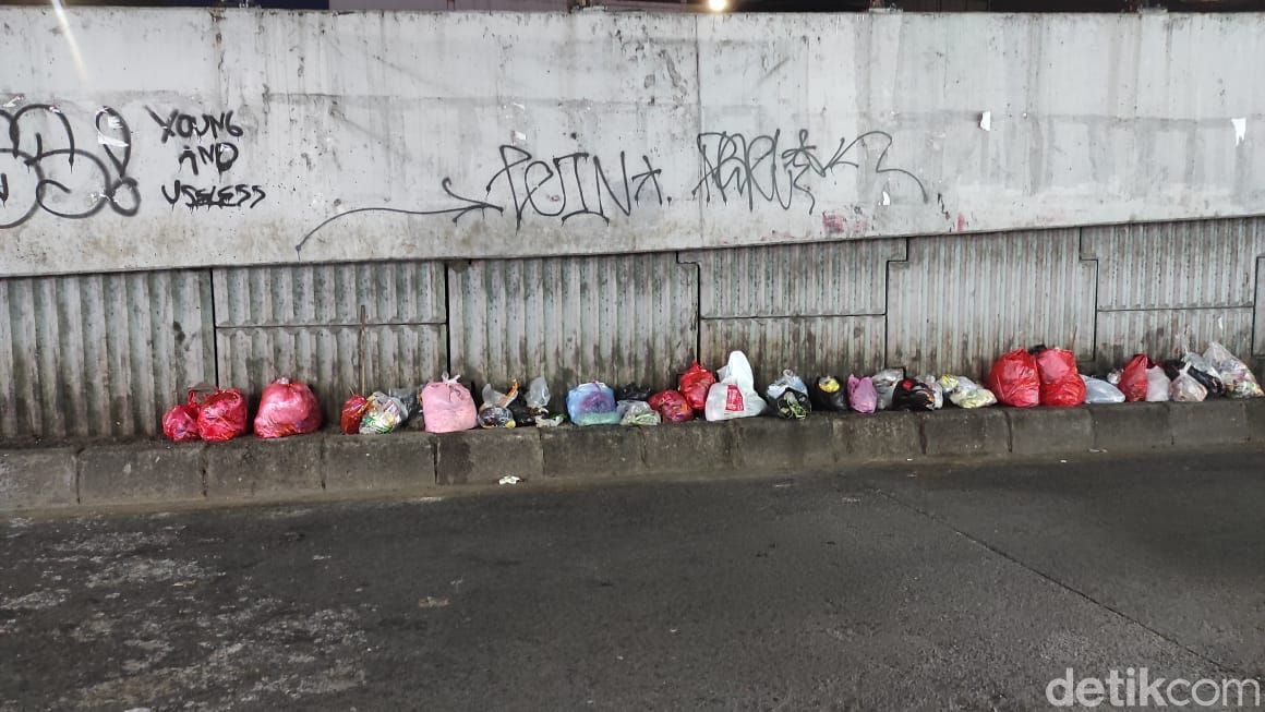 Warga Ciputat dan perilaku buang sampah di jalanan. (Syahidah Izzata/detikcom)