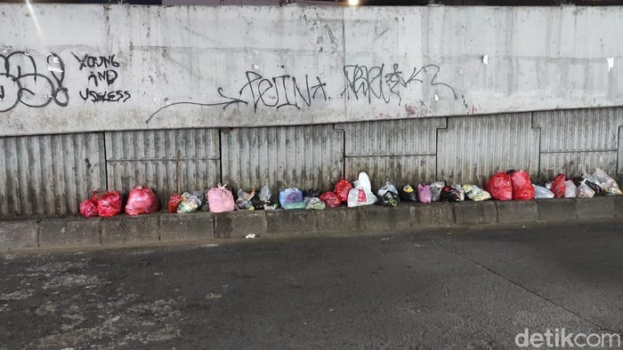 Warga Ciputat dan perilaku buang sampah di jalanan. (Syahidah Izzata/detikcom)