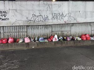Ini Sebab Warga Buang Sampah di Tengah Jalanan Ciputat