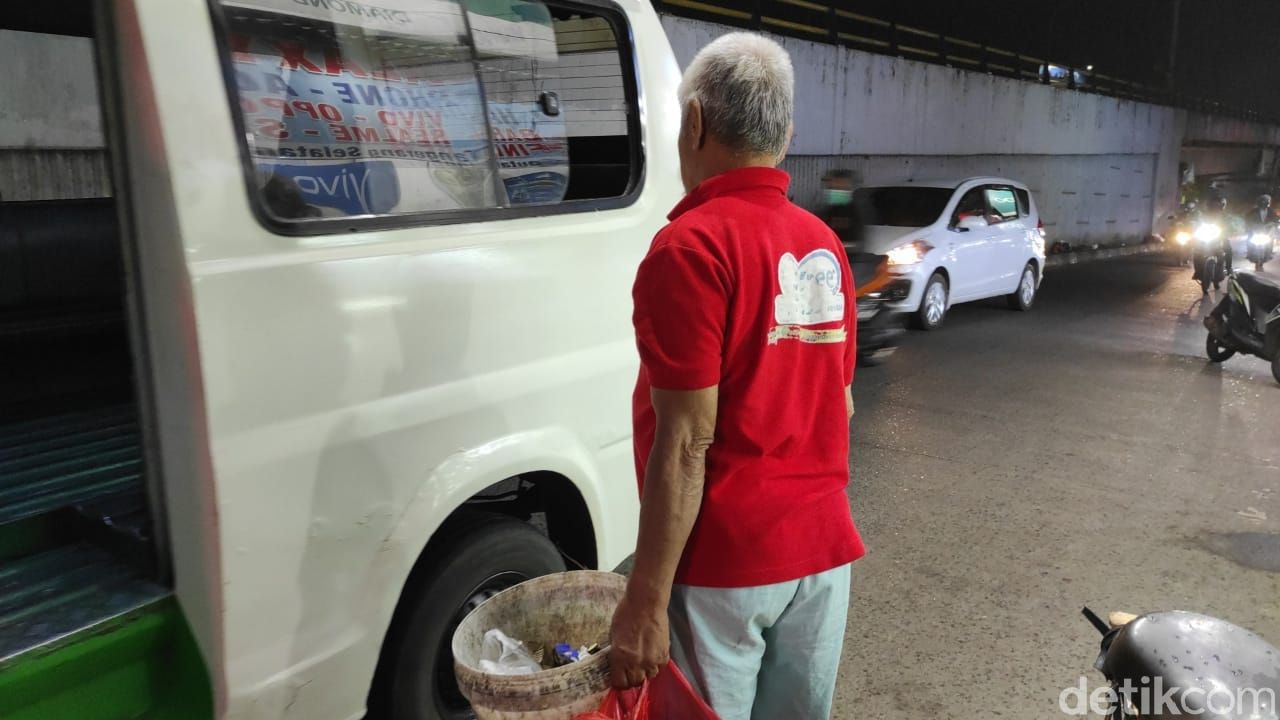 Warga Ciputat dan perilaku buang sampah di jalanan. (Syahidah Izzata/detikcom)