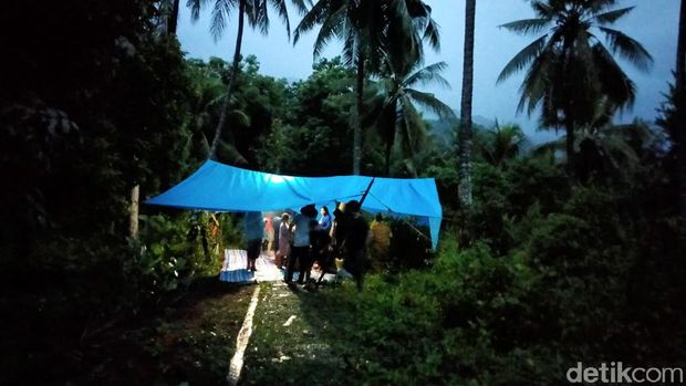 Warga Majene sempat mengungsi ke perbukitan setelah terjadi gempa karena takut terjadi tsunami dan gempa susulan (Abdy Febriady/detikcom)
