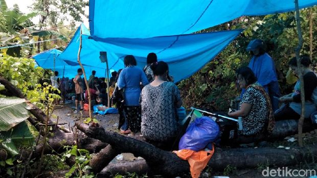 Warga Majene sempat mengungsi ke perbukitan setelah terjadi gempa karena takut terjadi tsunami dan gempa susulan (Abdy Febriady/detikcom)