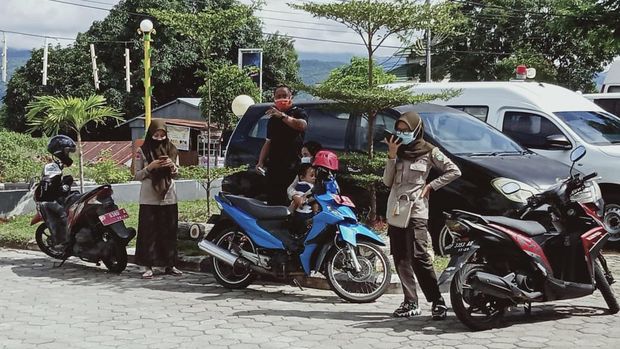 Warga Parepare berlarian keluar ruangan saat gempa dirasakan (dok. Istimewa).