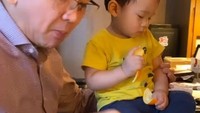 Akrab dengan sang putra. Ahok selalu menyempatkan waktu bermain bersama putranya. Bahkan mereka juga sering makan buah bareng. Foto: Instagram @basukibtp & @puputnastitidevi