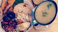Kalau ini salah satu menu makanan kesukaan puput. Bergaya western, hidangannya ada sosis, roti hingga cream sup. Foto: Instagram @basukibtp & @puputnastitidevi