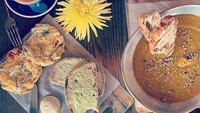 Paling suka makan roti, Puput ternyata penggemar berat hidangan khas Western. Paduan roti dan sup ini jadi menu favoritnya. Foto: Instagram @basukibtp & @puputnastitidevi