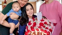 Nah kalau ini, kue black forest yang disiapkan Ahok untuk merayakan ulang tahun sang istri. Tentunya kejutan ini lengkap dengan buket bunga yang cantik. Foto: Instagram @basukibtp & @puputnastitidevi