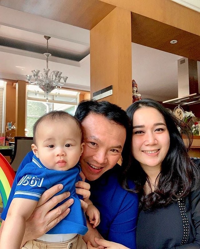 10 Potret Kebersamaan Ahok dan Puput Saat Makan Bersama 10 Potret Kebersamaan Ahok dan Puput Saat Makan Bersama