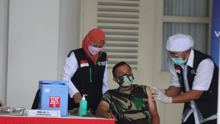 19 tokoh divaksin corona di DKI hari ini. (Foto: Tiara/detikcom)