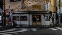 Sejumlah rumah makan di kawasan Tokyo tampak tutup mengacu pada pemberlakuan keadaan darurat di kawasan Tokyo dan tiga prefektur di dekat ibu kota Jepang. Getty Images/Carl Court.