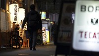 Salah satu aturan yang diterapkan adalah pemberlakuan jam malam, dimana restoran dan bar diminta untuk tutup pada jam 8 malam. Sanksi pun membayangi para pelaku usaha bila nekat melanggar peraturan jam malam tersebut. AP Photo/Eugene Hoshiko.