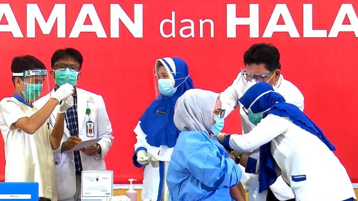 Ade saat penyuntikan vaksin Corona di Riau (Raja Adil-detikcom)