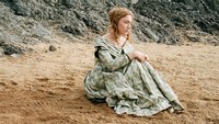 Sementara Saoirse Ronan berperan sebagai seorang turis bernama Charlotte Murchison yang mengunjungi tempat tinggal Mary bersama suaminya. Dok. Lionsgate