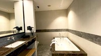 Nah, bagi traveler yang tertarik menginap di Anara Airport Hotel, bisa langsung datang ke Terminal 3 Bandara Soekarno-Hatta melalui area parkir lalu naik ke lantai 3. 