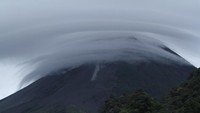Awan lentikular menutupi puncak Gunung Merapi yang terlihat dari Kaliurang, Sleman, DI Yogyakarta, Kamis (14/1/2021).