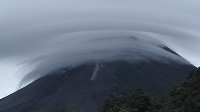 Awan Lentikular Selimuti Merapi