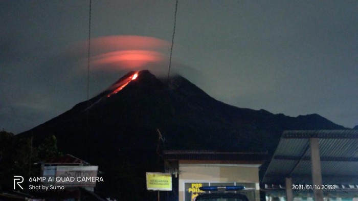 Awan lentikularis saat Merapi erupsi