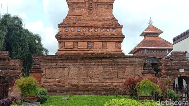 Bangunan Menara Kudus di kompleks Masjid, Menara, dan Makam Sunan Kudus, Rabu (13/1/2021).