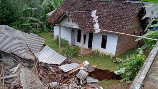 Belasan rumah rusak dan dua lainnya roboh karena tanah bergerak di Purworejo, Jumat (15/1/2021).