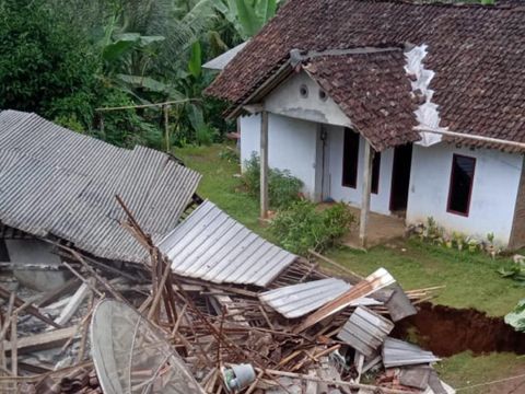Belasan rumah rusak dan dua lainnya roboh karena tanah bergerak di Purworejo, Jumat (15/1/2021).