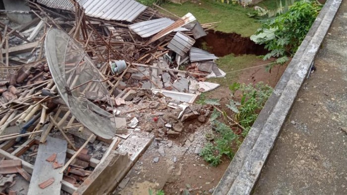 Belasan rumah rusak dan dua lainnya roboh karena tanah bergerak di Purworejo, Jumat (15/1/2021).
