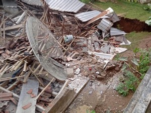 Detik-detik Rumah Ambruk Gegara Tanah Gerak di Purworejo Terekam Video Warga