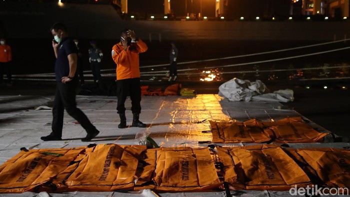Identifikasi jenazah korban pesawat Sriwijaya Air SJ182 masih terus dilakukan tim Disaster Victim Identification (DVI) Rumah Sakit (RS) Polri. Total sudah ada 17 korban yang telah teridentifikasi.