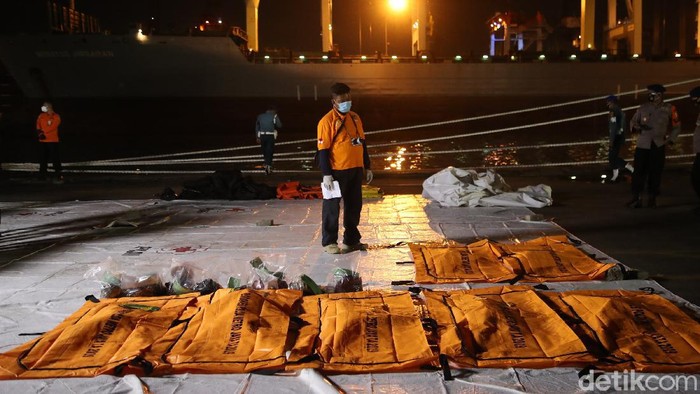 Identifikasi jenazah korban pesawat Sriwijaya Air SJ182 masih terus dilakukan tim Disaster Victim Identification (DVI) Rumah Sakit (RS) Polri. Total sudah ada 17 korban yang telah teridentifikasi.