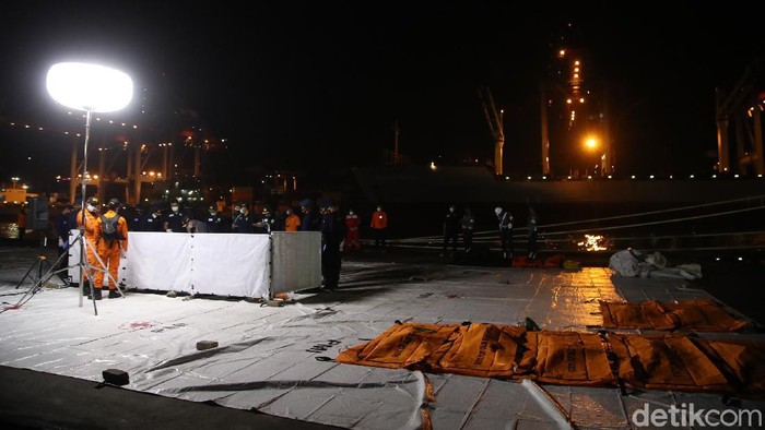 Identifikasi jenazah korban pesawat Sriwijaya Air SJ182 masih terus dilakukan tim Disaster Victim Identification (DVI) Rumah Sakit (RS) Polri. Total sudah ada 17 korban yang telah teridentifikasi.