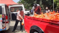 Petugas memindahkan paket-paket bantuan yang disalurkan BNI kepada korban banjir di Kolaka, Sulawesi Tenggara, Jumat (15/1/2021). Bantuan yang diberikan terdiri dari sembako, selimut dan tikar, makanan pokok atau siap saji, masker, popok bayi, obat-obatan, vitamin, serta kebutuhan penting lainnya.