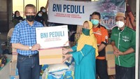 Pegawai BNI menyerahkan secara simbolis bantuan kepada korban tanah longsor di Sumedang, Jawa Barat, pada Jumat (15 Januari 2021). Bantuan yang diberikan terdiri dari sembako, selimut dan tikar, makanan pokok atau siap saji, masker, popok bayi, obat-obatan, vitamin, serta kebutuhan penting lainnya.