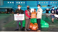 Pegawai BNI menyerahkan secara simbolis bantuan kepada korban banjir di Kabupaten Tanah Laut, Kalimantan Selatan, pada Jumat (15 Januari 2021). Bantuan yang diberikan terdiri dari sembako, selimut dan tikar, makanan pokok atau siap saji, masker, popok bayi, obat-obatan, vitamin, serta kebutuhan penting lainnya.