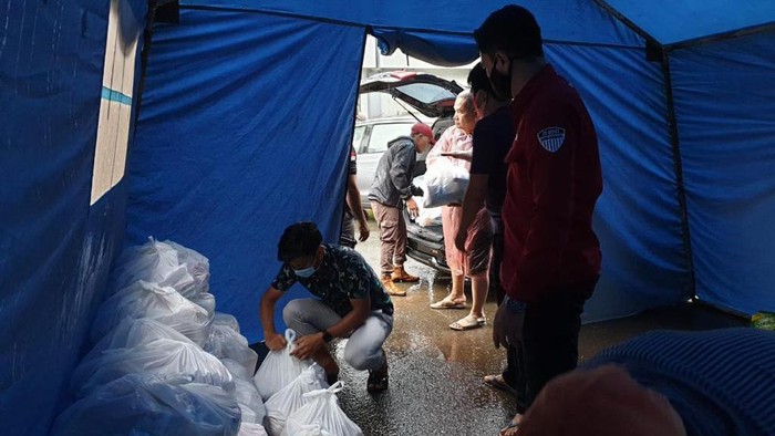 BNI Peduli Bencana Indonesia Pegawai BNI menyalurkan bantuan kepada korban banjir di Banjarbaru, Kalimantan Selatan, pada Jumat (15 Januari 2021). Bantuan yang diberikan terdiri dari sembako, selimut dan tikar, makanan pokok atau siap saji, masker, popok bayi, obat-obatan, vitamin, serta kebutuhan penting lainnya.