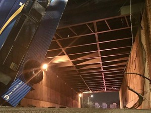 Ngeri! Bus Gandeng di New York Jatuh-Menggelantung di Jembatan Layang