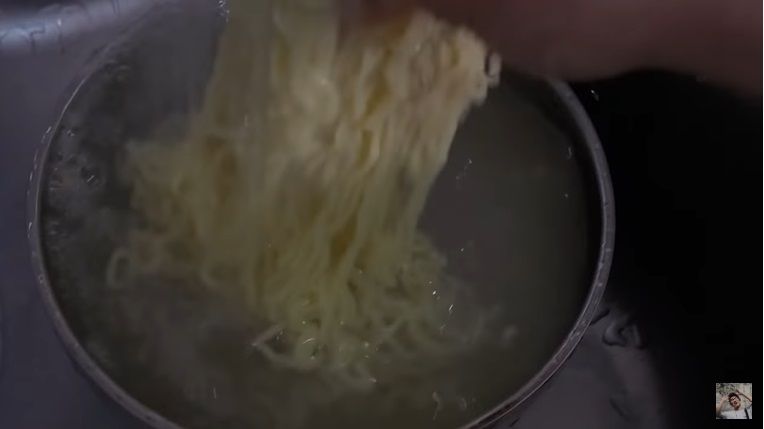Cara Makan Mie Instan ala Anak Kosan Korea
