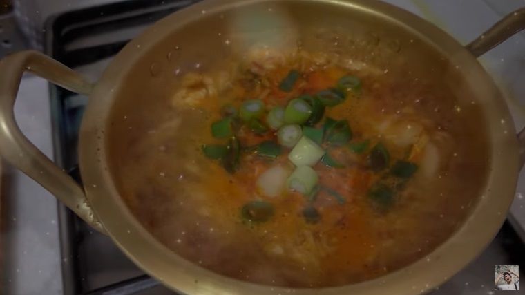 Cara Makan Mie Instan ala Anak Kosan Korea