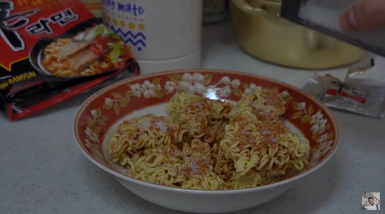 Cara Makan Mie Instan ala Anak Kosan Korea
