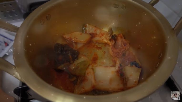 Cara Makan Mie Instan ala Anak Kosan Korea