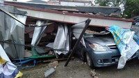 Mobil MPV ini tertimpa bangunan. Dilaporkan beberapa orang juga terjebak di berbagai bagunan yang runtuh akibat gempa dinihari tadi (ANTARA/HO/)