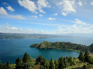 Gubsu Edy Rahmayadi Cari Trik Musnahkan Iblis Merah di Danau Toba